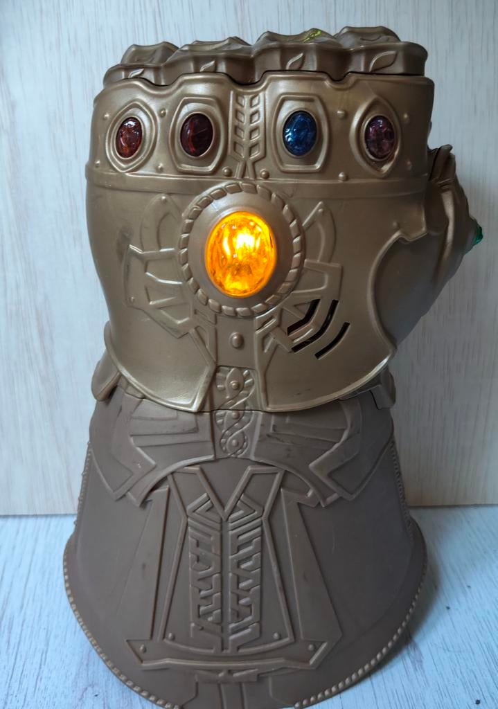 Marvel Avengers Infinity Handschoen met licht en geluid, Kinderen en Baby's, Speelgoed | Actiefiguren, Gebruikt, Ophalen