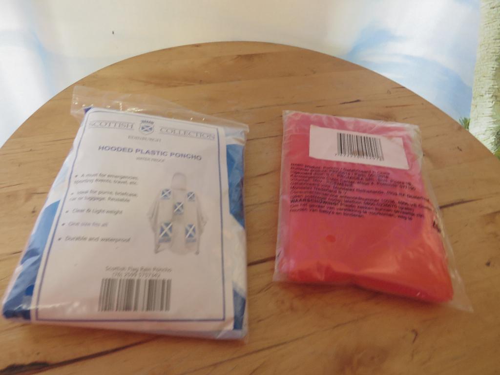 scottish edinburgh poncho hooded plastic + rode poncho, Caravans en Kamperen, Regenkleding, Nieuw, Regenjas, Ophalen of Verzenden
