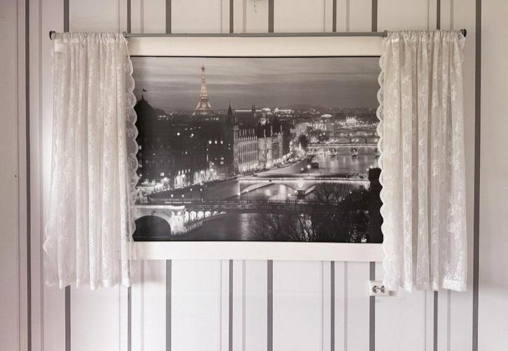 Ikea poster Parijs uitzicht met raamwerk en gordijntjes, Huis en Inrichting, Woonaccessoires | Schilderijen, Tekeningen en Foto's