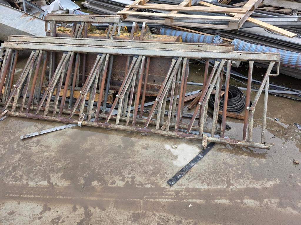 Zelfsluitend voerhek jongvee, runderen