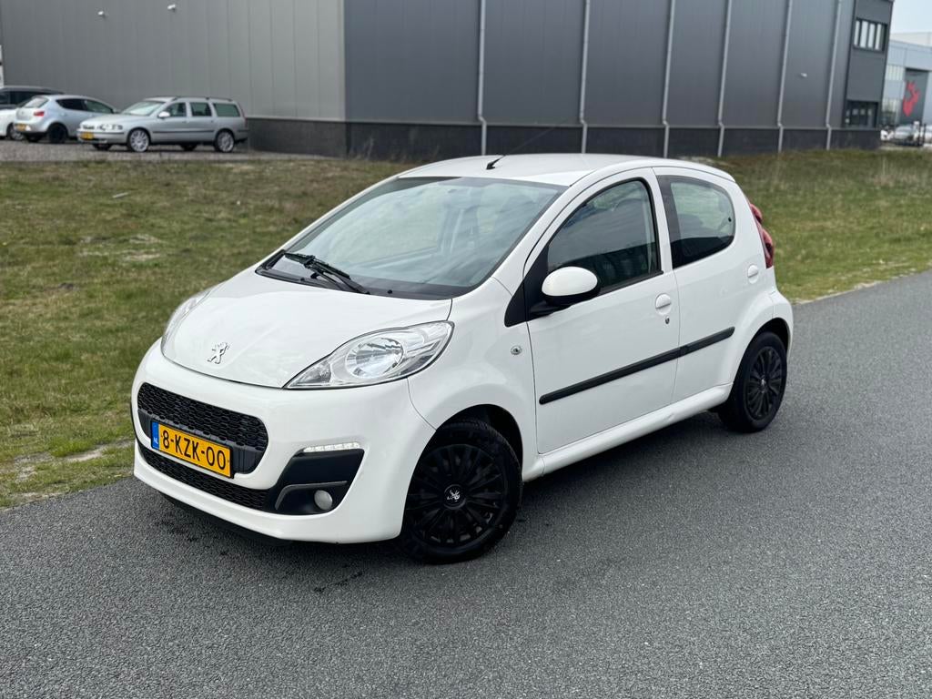 Peugeot 107 1.0 12V 5DR 2013 Wit nap nwe koppeling, Auto's, Peugeot, Voorwielaandrijving, 4 stoelen, Origineel Nederlands, Bedrijf