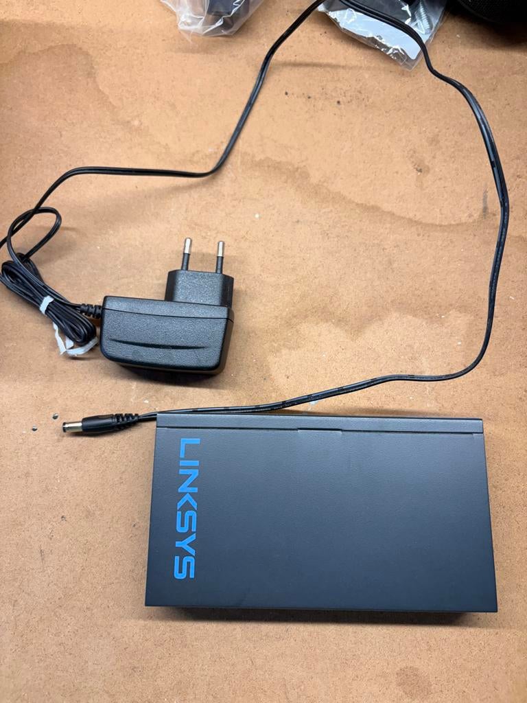 LINKSYS LGS108 8-poorts Gigabit Ethernet Switch, Computers en Software, Netwerk switches, Ophalen of Verzenden, Gebruikt