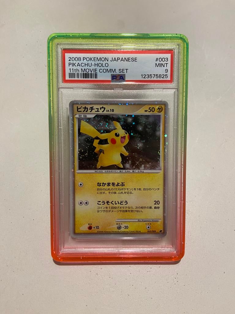Pikachu Holo 11th Movie Commemoration Set - PSA 9, Hobby en Vrije tijd, Verzamelkaartspellen | Pokémon, Ophalen of Verzenden, Nieuw