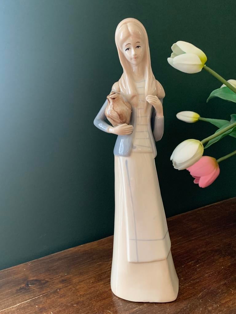 NAO beeldje spaans vrouw met waterkruik, Verzamelen, Beelden en Beeldjes, Ophalen of Verzenden, Zo goed als nieuw, Mens