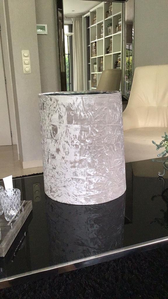 P.T.M.D lampenkap van lichtgrijs velours., Huis en Inrichting, Lampen | Lampenkappen, Rond, Ophalen of Verzenden, Zo goed als nieuw