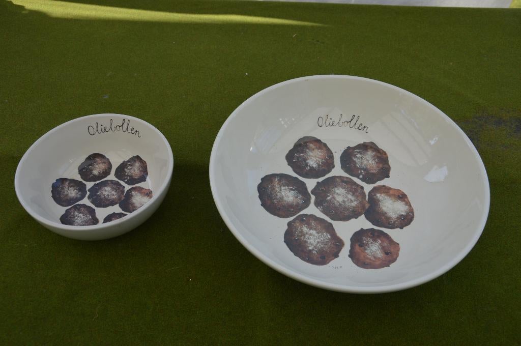 Grote oliebollen schaal Ø 28 cm Jet Versteeg + kleine schaal, Huis en Inrichting, Keuken | Servies, Ophalen of Verzenden, Overige stijlen