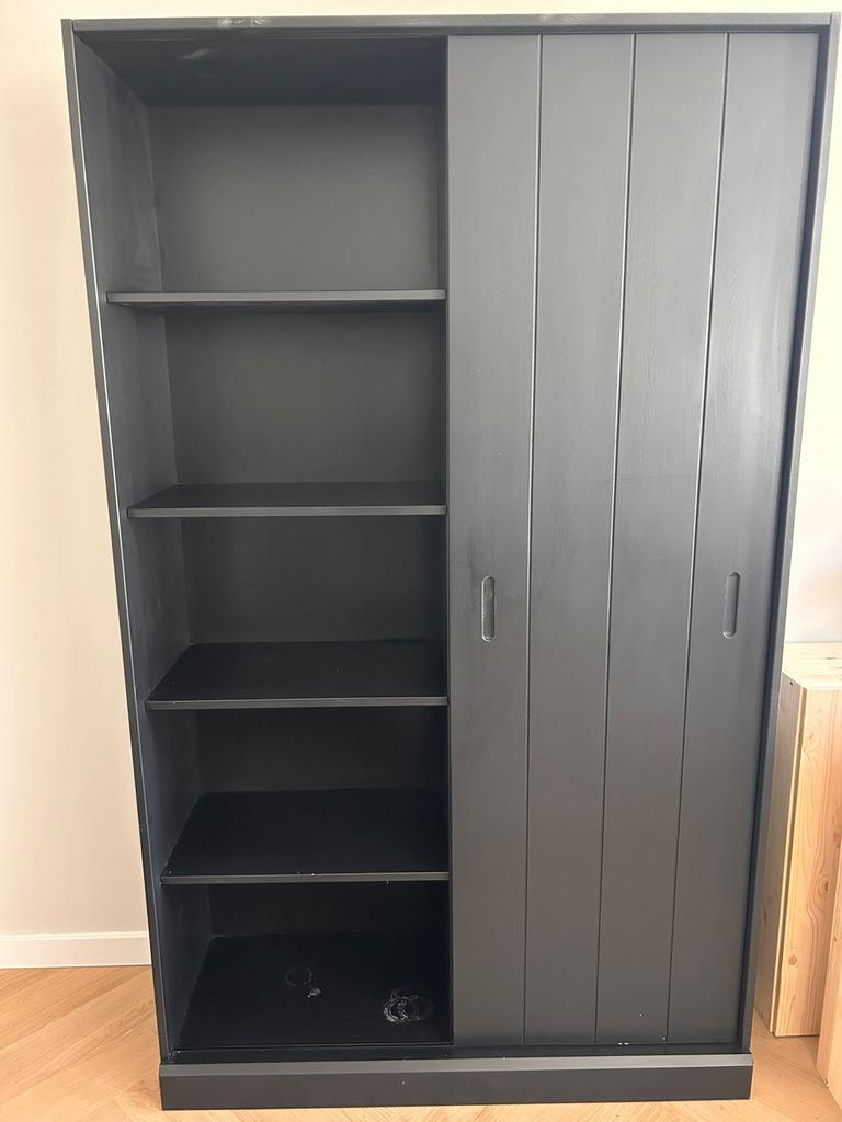 Zwarte Boekenkast met Schuifdeur en Lades - Gebruikt, Huis en Inrichting, Kasten | Boekenkasten, Ophalen, Gebruikt, 100 tot 150 cm