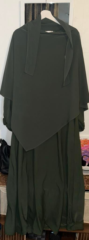 Olijf groene abaya + khimaar set, Kleding | Dames, Ophalen of Verzenden, Zo goed als nieuw, Maat 42/44 (L)