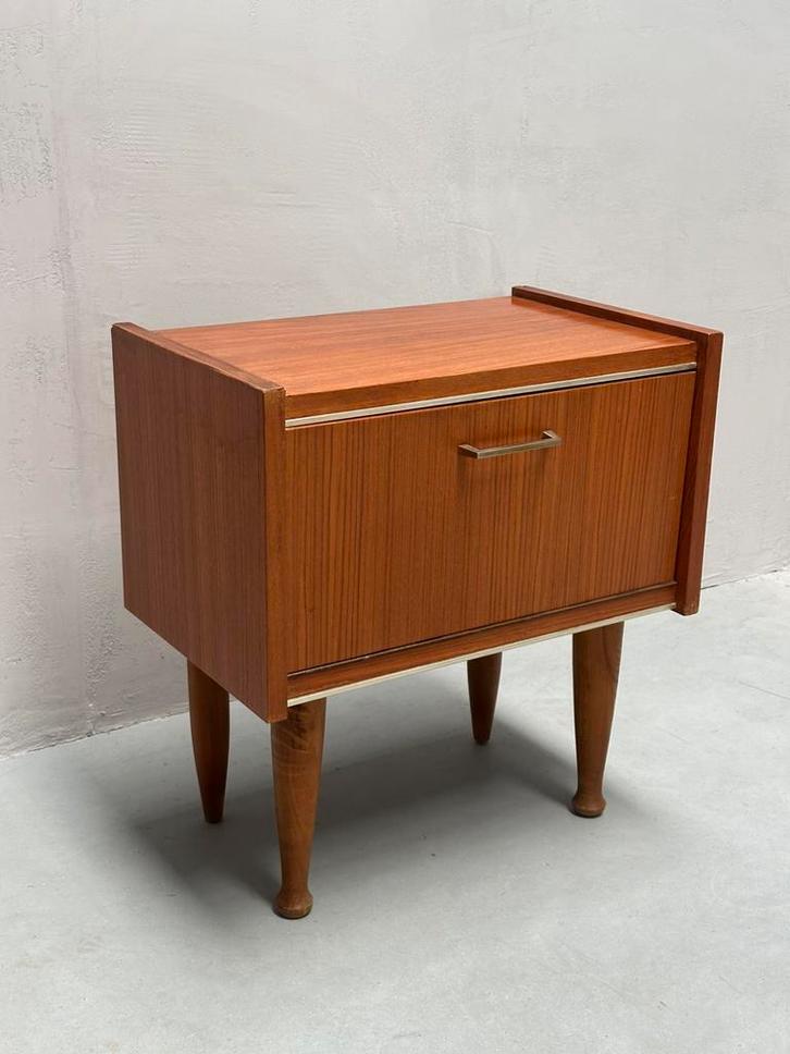 Vintage nachtkastje met klep, Huis en Inrichting, Slaapkamer | Nachtkastjes, Gebruikt, Minder dan 45 cm, Ophalen of Verzenden