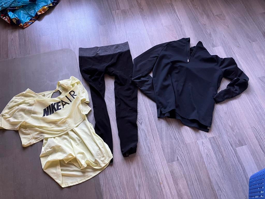 Setje sportkleding Nike maat S broek, trui , hemdje, Ophalen of Verzenden, Zo goed als nieuw, Overige kleuren, Fitness of Aerobics