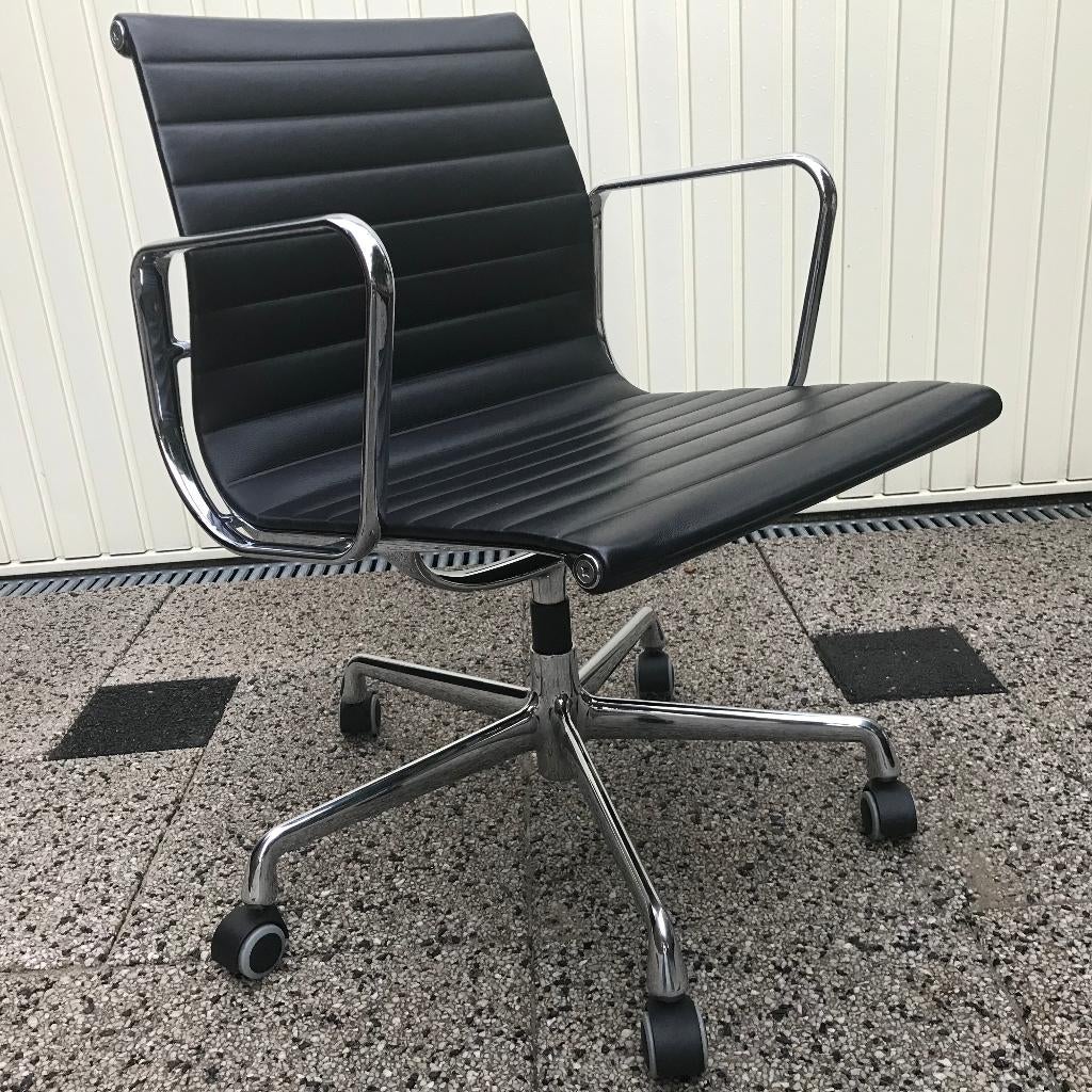 IZGS Vitra Eames stoel 107 108 chroom zwart leer wielen, Zwart, Leer, Ophalen of Verzenden, Zo goed als nieuw