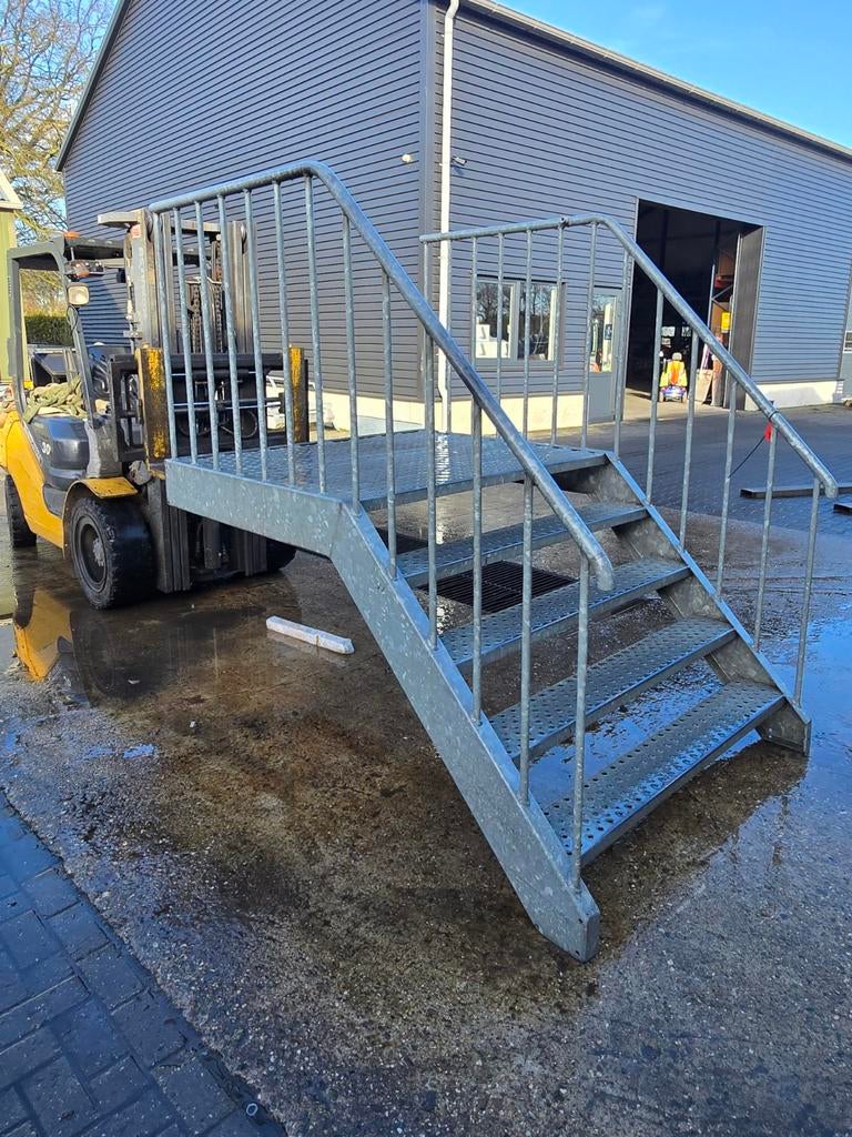 Stalen trap met bordes gegalv. Hoog 1,07 mtr. Nor012, Doe-het-zelf en Verbouw, Ladders en Trappen, Ophalen, 2 tot 4 meter