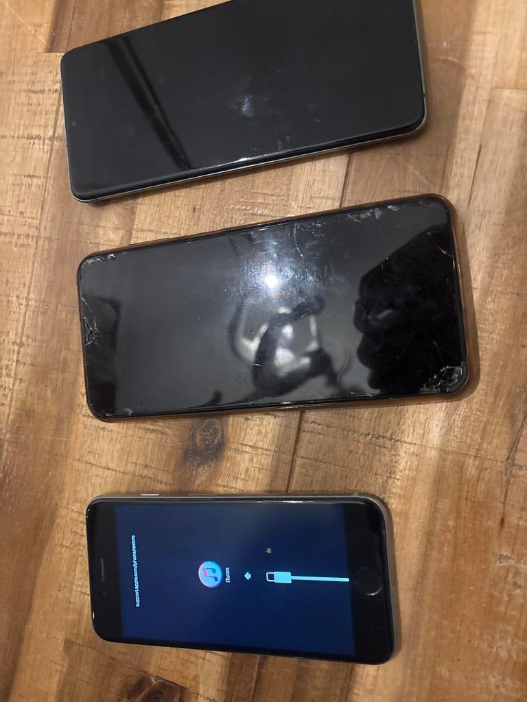 3 telefoons: iPhone 8 (defect) en 2x Samsung S20 (1 werkt), Ophalen of Verzenden, Niet werkend