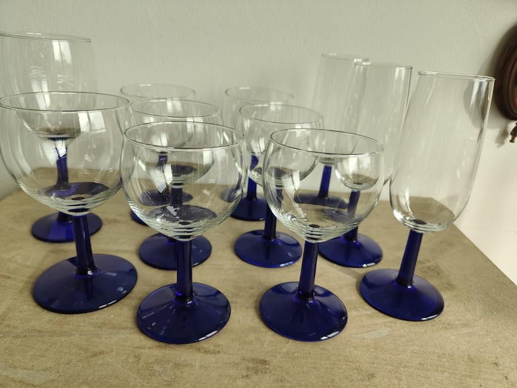 11 Vintage wijnglazen met paars/ blauwe voet diverse maten, Ophalen of Verzenden, Zo goed als nieuw, Overige typen