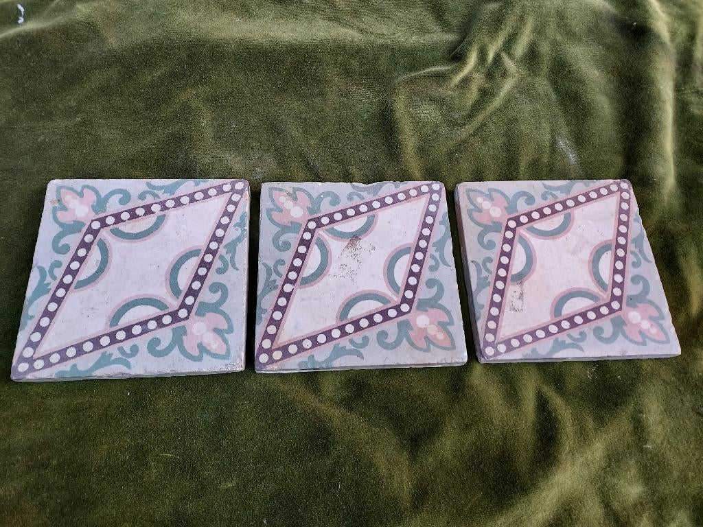 3 Jugendstill tegels met ruitvormig decor., Antiek en Kunst, Antiek | Wandborden en Tegels, Verzenden
