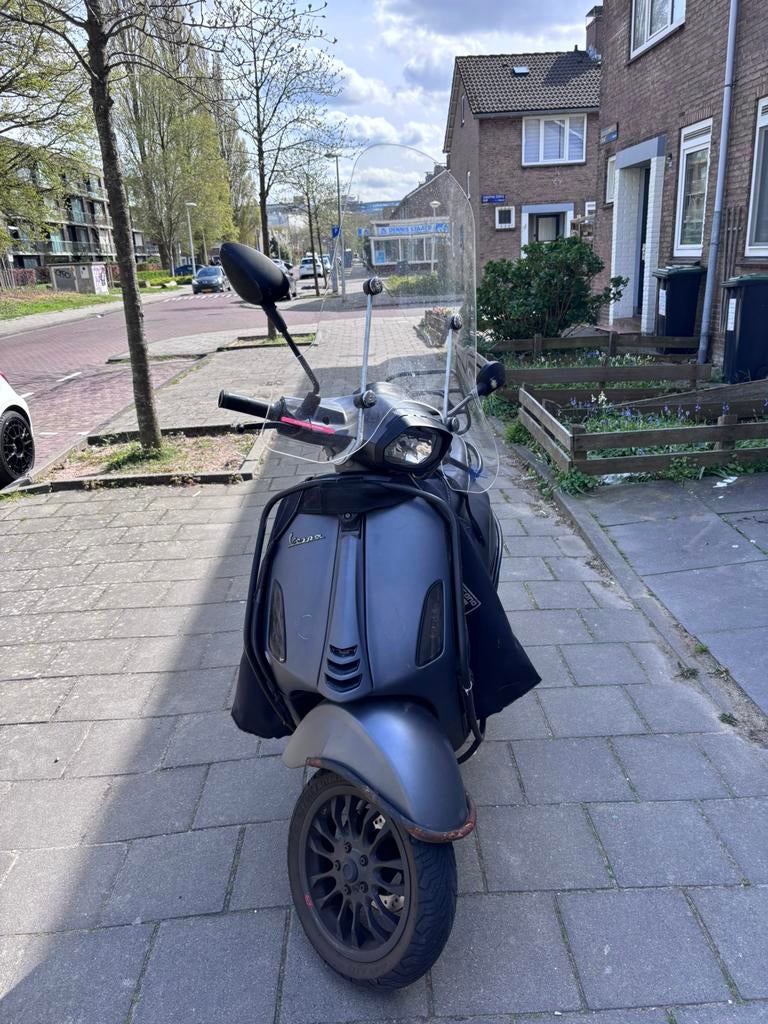 Vespa sprint E4, Fietsen en Brommers, Scooters | Vespa, Ophalen, Zo goed als nieuw, Benzine