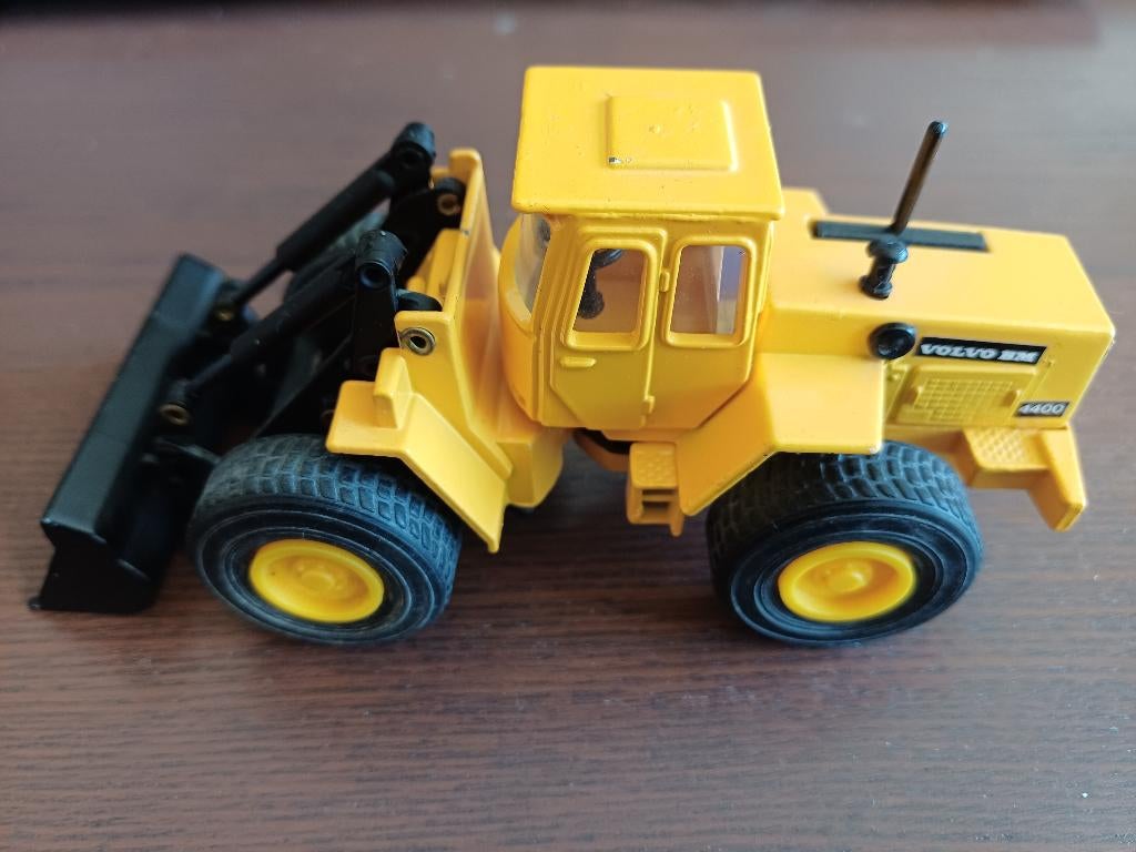 Volvo BM 4400 model 1:50, Hobby en Vrije tijd, Modelauto's | 1:50, Ophalen, Zo goed als nieuw, Hijskraan, Tractor of Landbouw