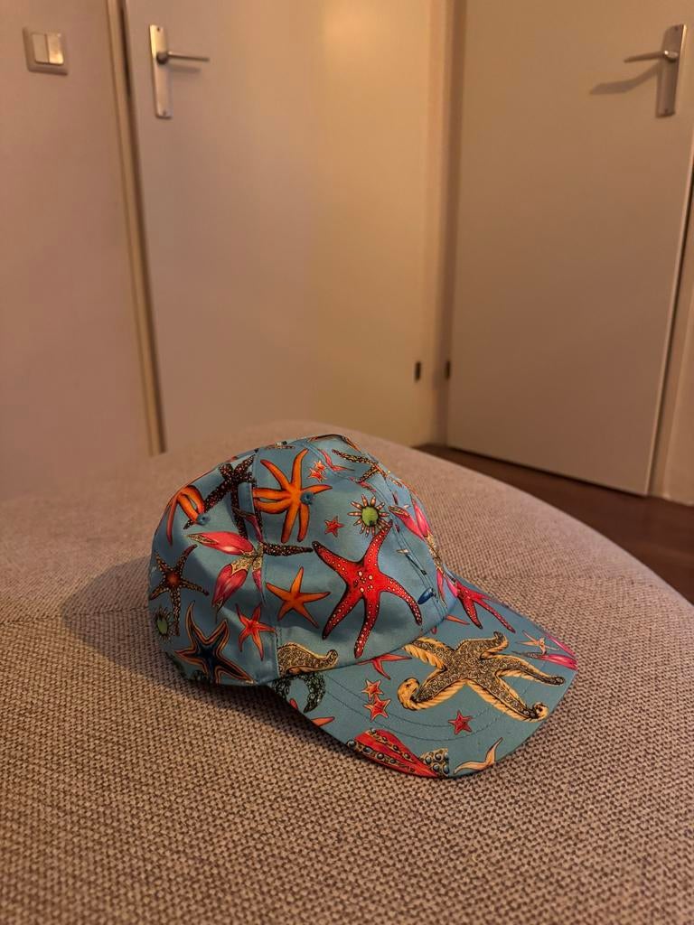 Versace pet met zeedieren print, Verzenden, Zo goed als nieuw, 57 cm (M, 7⅛ inch) of minder, Pet