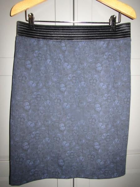 G805 Claudia Sträter mt L rok scuba zwart blauw bloemen, Kleding | Dames, Rokken, Blauw, Maat 42/44 (L), Ophalen of Verzenden