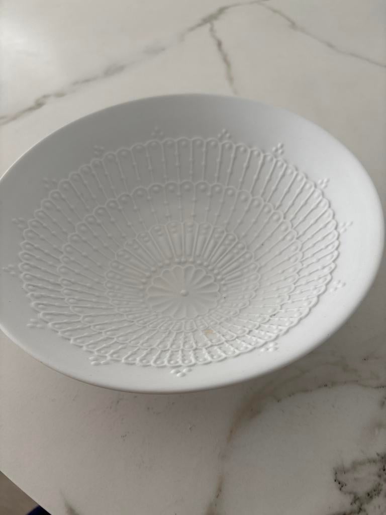 Mooi rond bord met gedetailleerd patroon, Porselein of Keramiek, Schaal, Rond, Ophalen of Verzenden