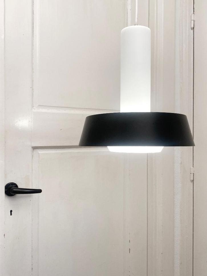 Jaren 50/60 vintage hanglamp, opalineglas/zwart metalen kap, Huis en Inrichting, Lampen | Hanglampen, Gebruikt, Minder dan 50 cm