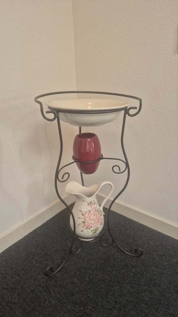 Decoratieve wastafel met kan en schaal, Ophalen
