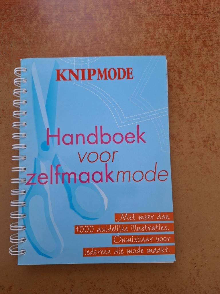 Knipmode Handboek voor zelfmaakmode - Naaiboek, Overige typen, Vrouw, Ophalen of Verzenden, Zo goed als nieuw