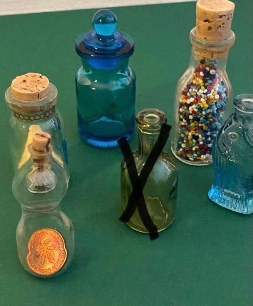 Set van 5 kleine glazen flesjes, Ophalen of Verzenden, Zo goed als nieuw, Glas