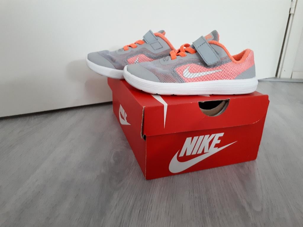 Nike Revolution 3 Sportschoenen grijs oranje Maat 26, Ophalen of Verzenden, Zo goed als nieuw, Nike, Jongen of Meisje