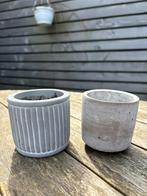 Twee kleine bloempotjes, Ophalen, Gebruikt, Rond, Binnen