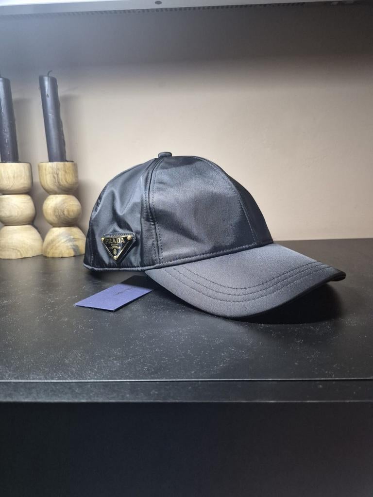 Zwarte Prada pet met goud logo, Nieuw, Pet, Prada, One size fits all