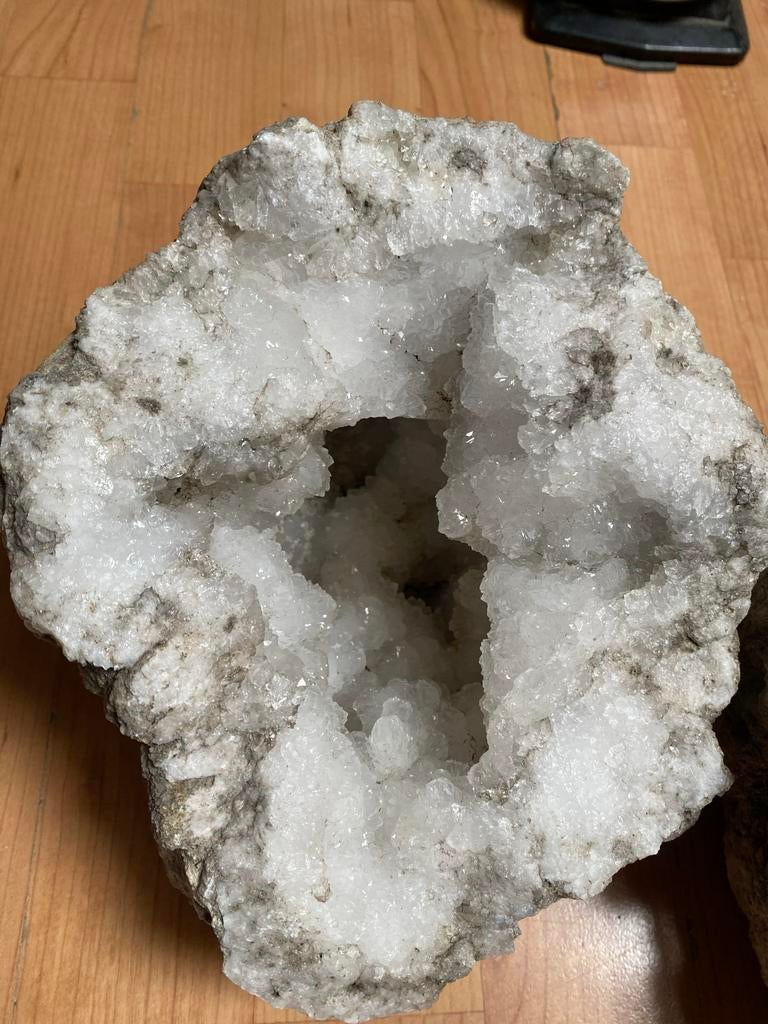 Geode met witte kristallen, Verzamelen, Mineralen en Fossielen, Ophalen of Verzenden, Mineraal