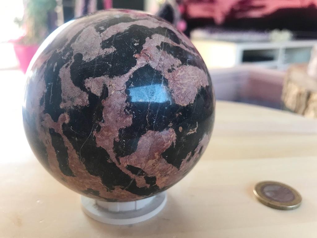 Rhodaniet zwart/rode bol (11) diameter 8 cm, 763 gram, Ophalen of Verzenden, Mineraal