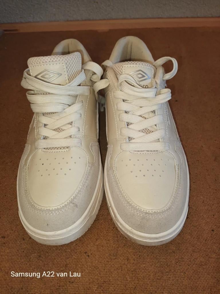 Umbro sportschoenen - Zo goed als nieuw, Ophalen, Umbro, Zo goed als nieuw, Wit