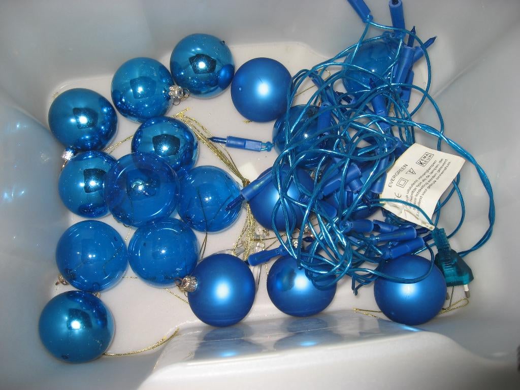blauwe (glazen) kerstballen en lampjessnoer, Diversen, Kerst, Verzenden, Zo goed als nieuw