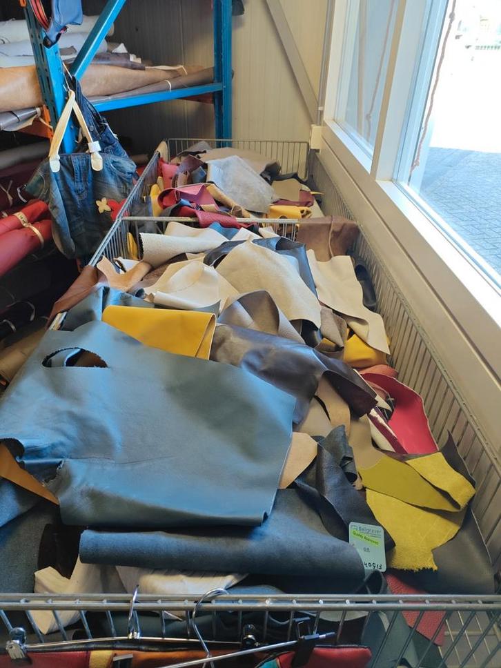 Grabbel Bak vol met leerrestanten, Hobby en Vrije tijd, Stoffen en Lappen, Nieuw, Leer of Kunstleer, 120 cm of meer, 30 tot 200 cm