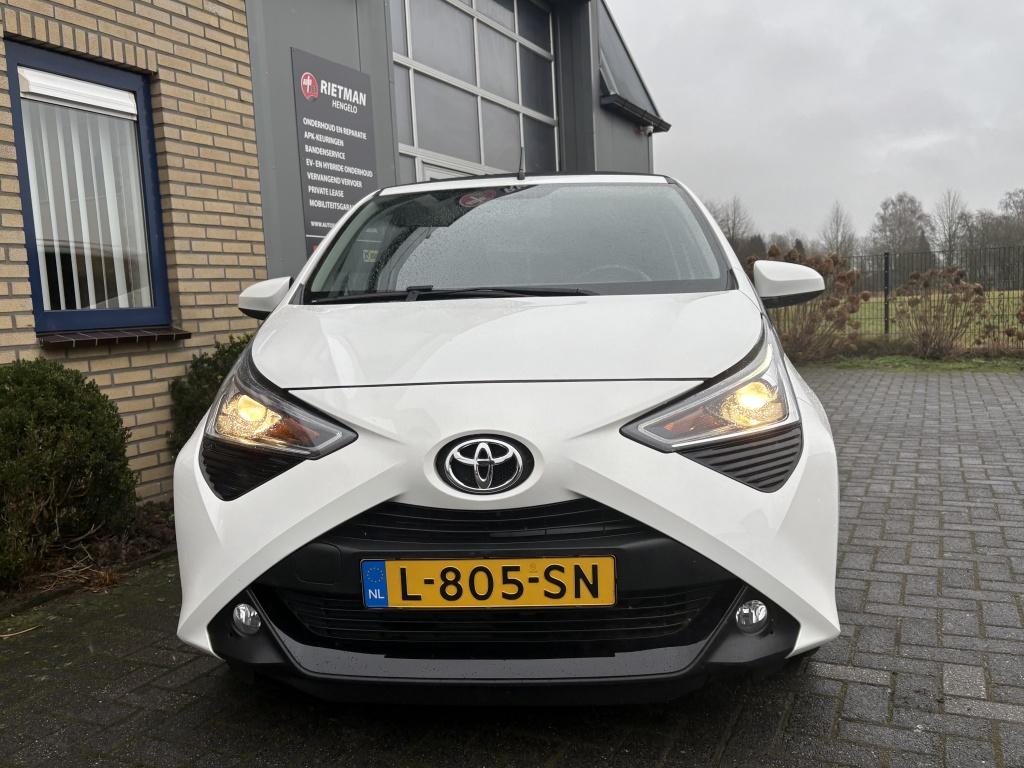 Toyota Aygo 1.0 VVT-i x-joy cab CARPLAY-SCHUIFDAK-CAMERA-BTW, Gebruikt, Euro 6, 4 stoelen, Wit