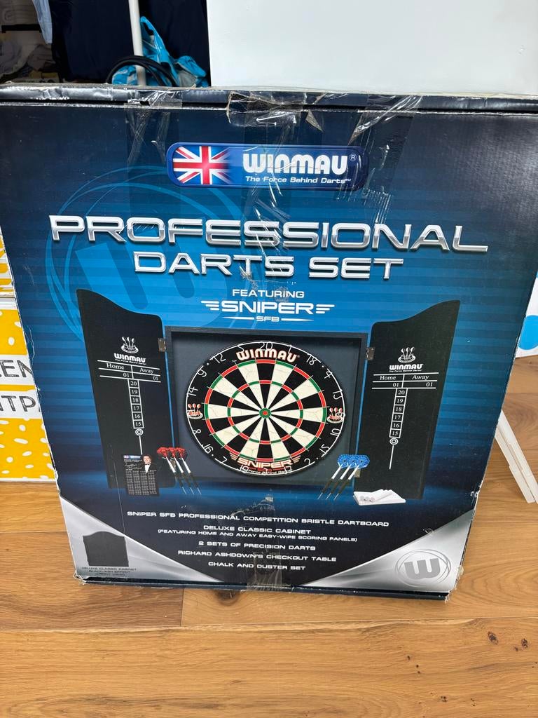 Nieuw in doos! Winmau Prof Dartset met Kast en Scorebord, Ophalen, Nieuw, Dartbord met pijlen