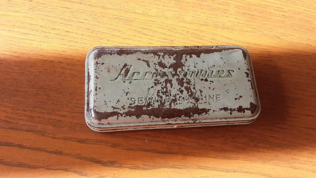 Oud metalen naai doosje - 'Accessories Sewing Machine', Ophalen of Verzenden