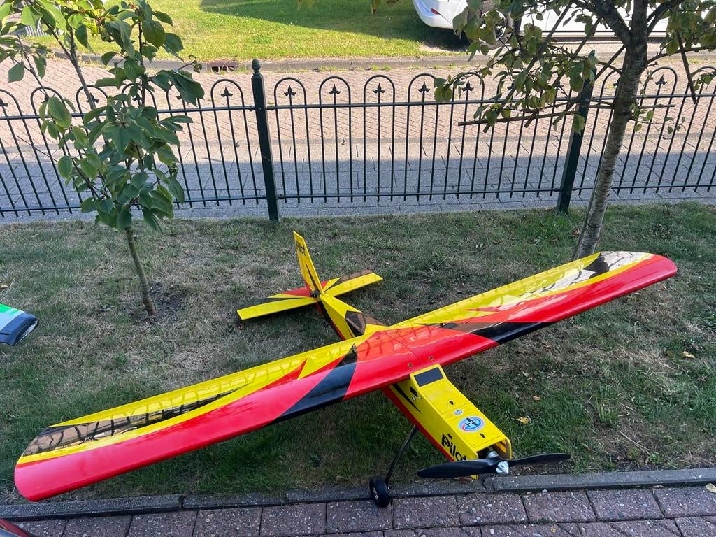 PilotRC Trainer 90 met DLE 30cc, Hobby en Vrije tijd, Modelbouw | Radiografisch | Vliegtuigen, Ophalen, Gebruikt, Benzine