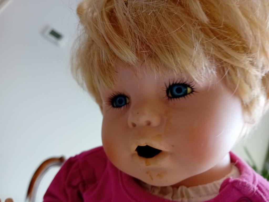 Porseleinen pop met blond haar en roze shirt, Ophalen of Verzenden