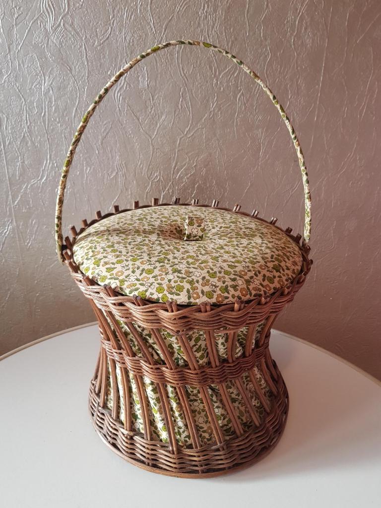 retro vintage rieten mand riet mandje stof bloemen textiel, Ophalen, Gebruikt, Mand, Rond