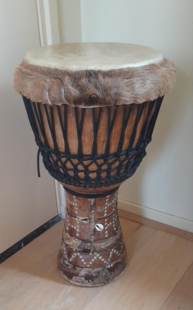 Djembé met vacht en decoratie, Muziek en Instrumenten, Percussie, Ophalen of Verzenden, Trommel