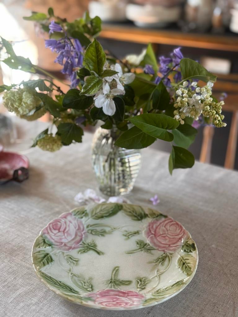 Frans barbotine bordje met rozen, vermoedelijk St Clement, Ophalen of Verzenden