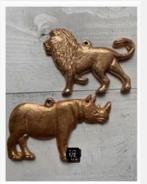 2 x metalen hanger Leeuw en Neushoorn 10-11 x 6-7 cm, Ophalen of Verzenden