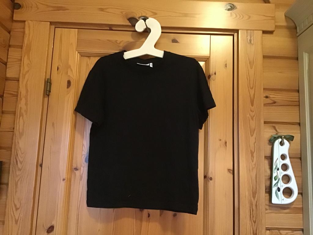 T-shirt zwart S weekday korte mouw, Zwart, Ophalen of Verzenden, Zo goed als nieuw, Korte mouw