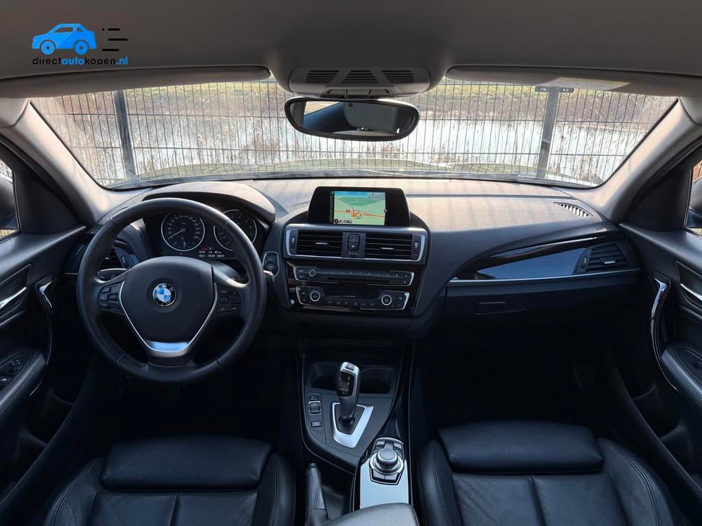 BMW 1-serie 118i Sport Line Aut.| Leder | PDC Voor & Achter, Auto's, BMW, Gebruikt, Lichtsensor, Zwart, Leder