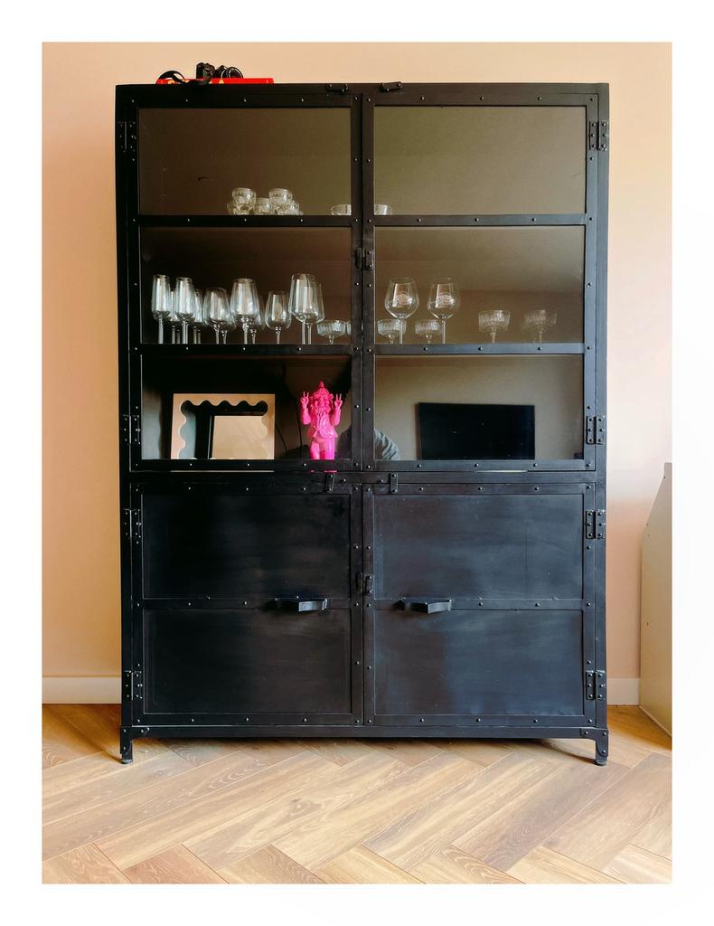 Prachtige stalen kast zwart, Ophalen, 100 tot 150 cm, Zo goed als nieuw, 150 tot 200 cm