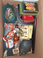 Doosje rommeltjes beeldjes speelkaarten blikjes enz, Ophalen of Verzenden