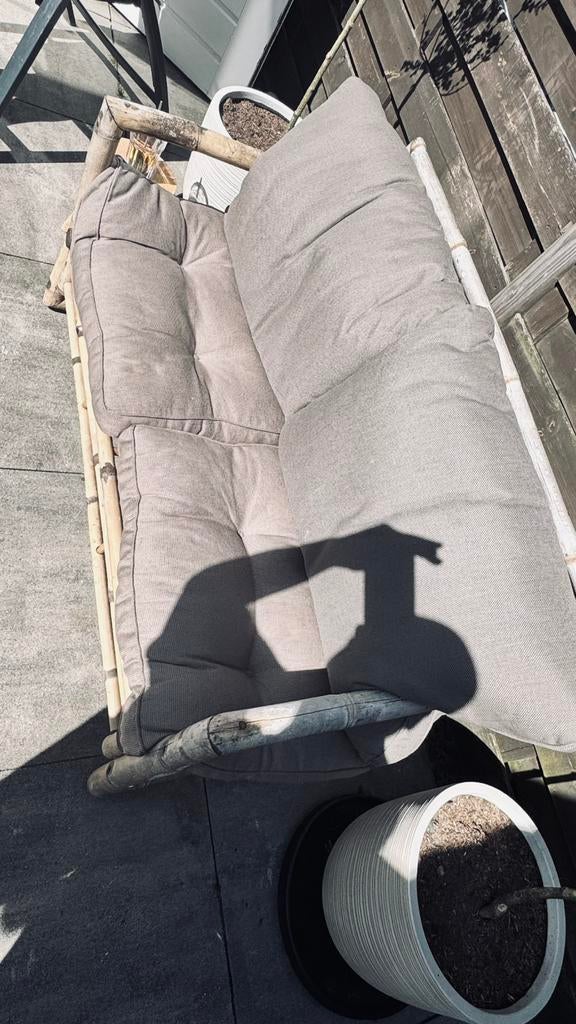 Bamboe 2 zits bank nieuwe taupe kussens, Ophalen, Zo goed als nieuw